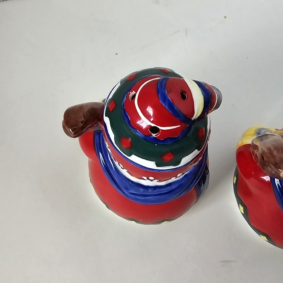 CHRISTMAS VILLAGE CERAMIC SNOWMAN WITH SKIS SALT AND PEPPER SHAKERS CHRISTMAS - Picture 8 of 9